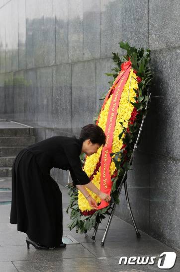 베트남 민간인 학살은 안된 일이지만 어쩔 수 없었어 강대국 미국이 파병하랬는데 어떻게 거절했겠어 그리고 공식사과도 했어ㅠㅠ(feat.박정희) | 인스티즈