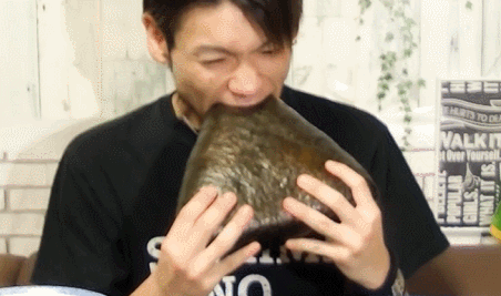 삼각김밥 하나 겨우 먹는 먹방 | 인스티즈