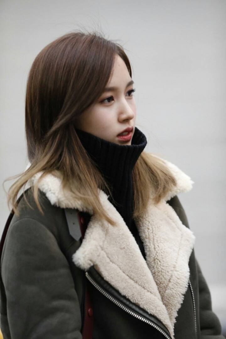 [트와이스] 목폴라와 무스탕을 입은 미나 | 인스티즈