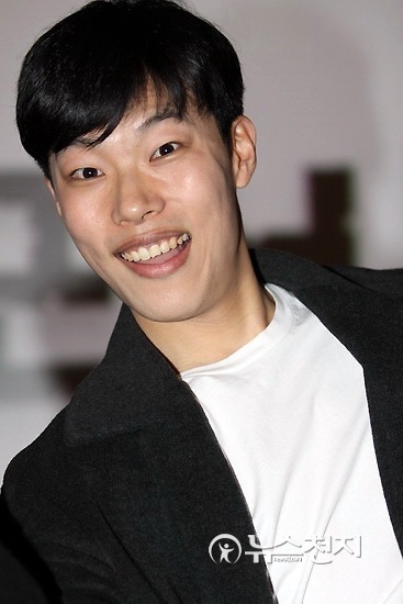 여자들이 환장할수밖에 없는 류준열의 매력.gif | 인스티즈