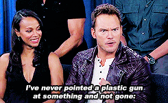 촬영할 때 입을 가만 냅두지 못하는 크리스 프랫.gif | 인스티즈