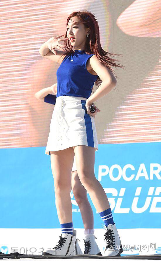 포카리 스웨트로 트둥이🌺꽃 9송이 개화시키는 나연이🐰 | 인스티즈