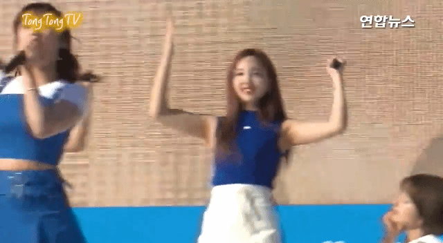 포카리 스웨트로 트둥이🌺꽃 9송이 개화시키는 나연이🐰 | 인스티즈