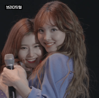 포카리 스웨트로 트둥이🌺꽃 9송이 개화시키는 나연이🐰 | 인스티즈