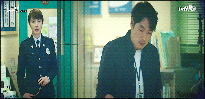 [시그널] 항상 미묘하게 그려서 더 설레는 김은희작가의 특유의 러브라인 유형 (김혜수&조진웅 / 김혜수&이제훈) | 인스티즈