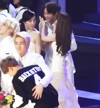 민호가 태연에게 누나! 하고 불렀다.gif | 인스티즈