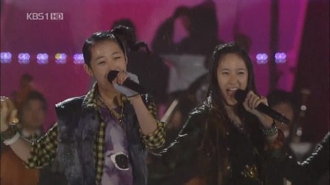 폭우속에서 노래하고 춤추는 가수들.jpg | 인스티즈