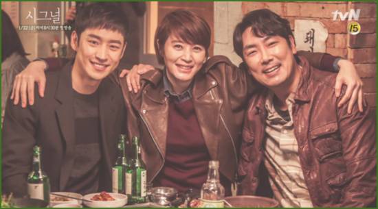 [시그널] 항상 미묘하게 그려서 더 설레는 김은희작가의 특유의 러브라인 유형 (김혜수&조진웅 / 김혜수&이제훈) | 인스티즈