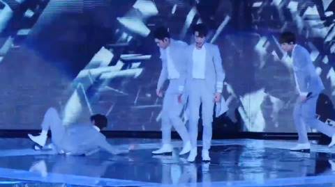 폭우속에서 노래하고 춤추는 가수들.jpg | 인스티즈