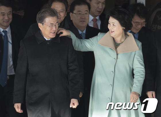 문재인 대통령 중국 방문길..흐뭇한 장면 | 인스티즈