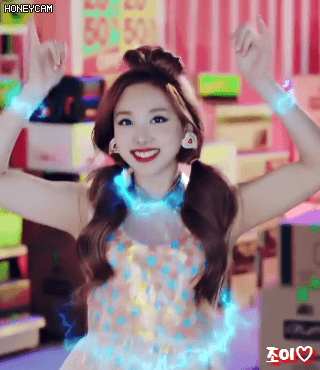 포카리 스웨트로 트둥이🌺꽃 9송이 개화시키는 나연이🐰 | 인스티즈