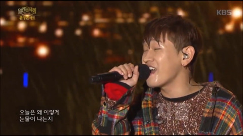 폭우속에서 노래하고 춤추는 가수들.jpg | 인스티즈