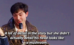 신비한 동물사전 크레덴스의 헤어스타일에 대해 설명하는 에즈라 밀러.gif | 인스티즈