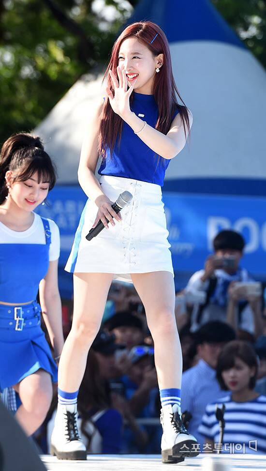 포카리 스웨트로 트둥이🌺꽃 9송이 개화시키는 나연이🐰 | 인스티즈