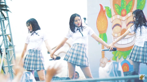 폭우속에서 노래하고 춤추는 가수들.jpg | 인스티즈