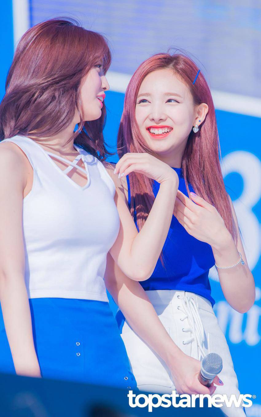 포카리 스웨트로 트둥이🌺꽃 9송이 개화시키는 나연이🐰 | 인스티즈