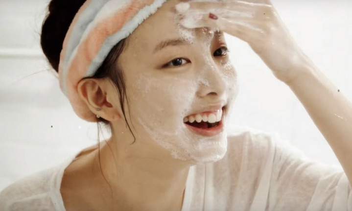 쌩얼로 세안하는 나연이.jpgif | 인스티즈