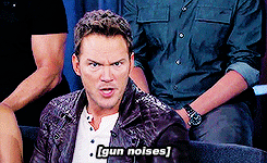 촬영할 때 입을 가만 냅두지 못하는 크리스 프랫.gif | 인스티즈