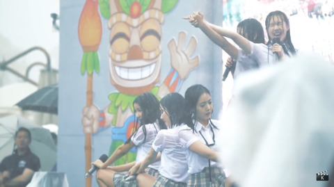 폭우속에서 노래하고 춤추는 가수들.jpg | 인스티즈