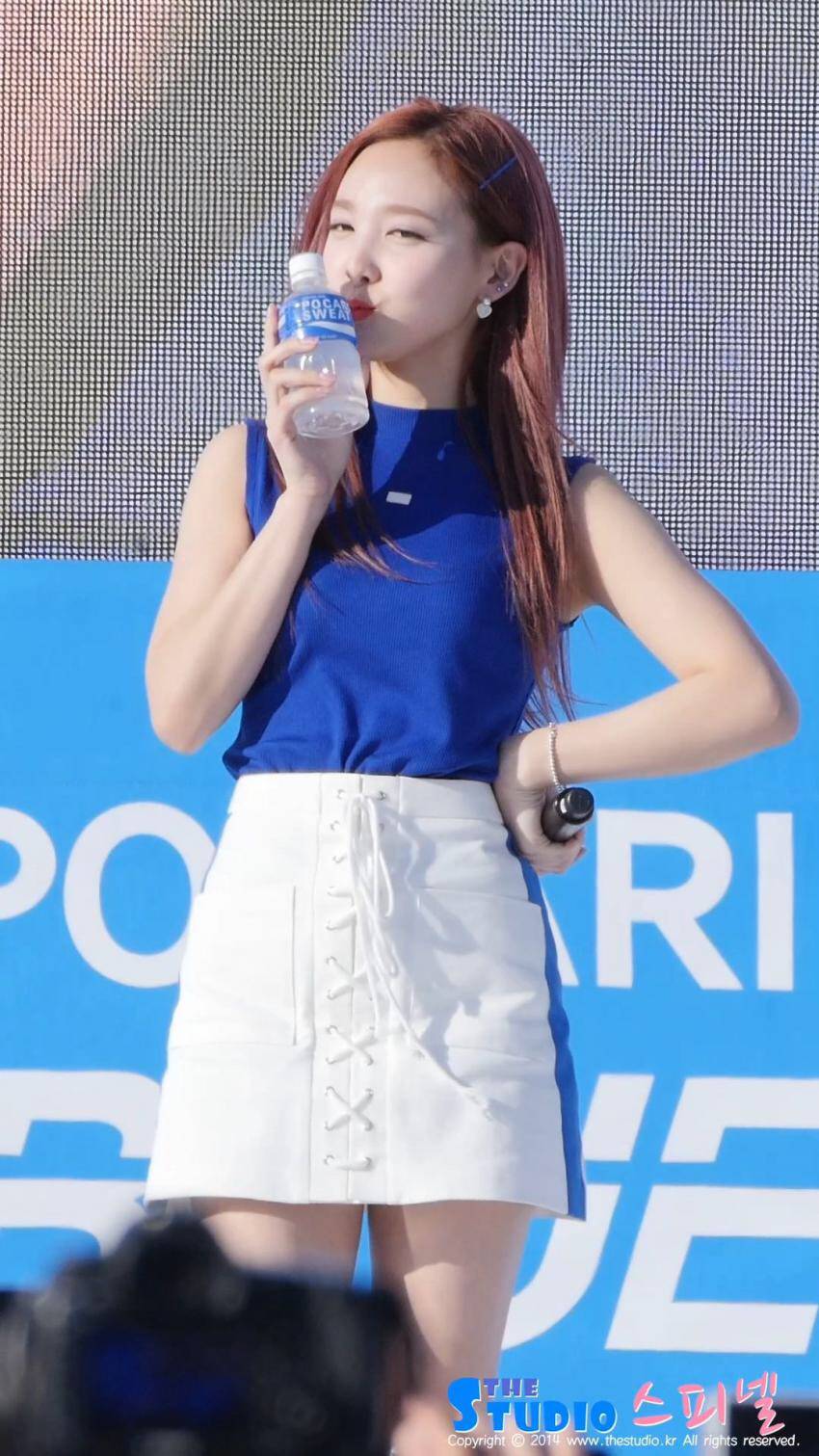 포카리 스웨트로 트둥이🌺꽃 9송이 개화시키는 나연이🐰 | 인스티즈