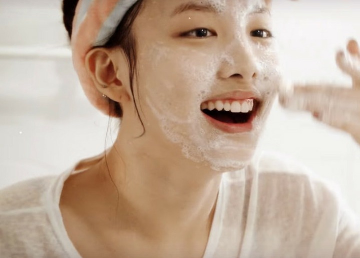 쌩얼로 세안하는 나연이.jpgif | 인스티즈