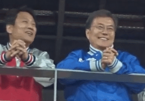 문재인대통령 가끔하시는 까딱.GIF | 인스티즈