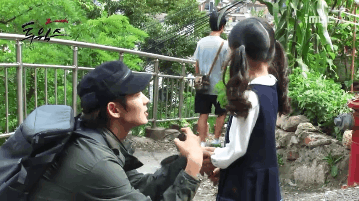 [메이킹짤] 아역배우 보고 예뻐 죽는 남자배우들 | 인스티즈