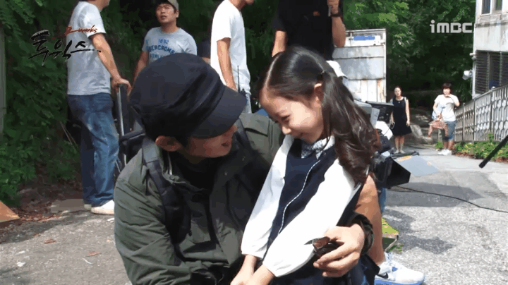 [메이킹짤] 아역배우 보고 예뻐 죽는 남자배우들 | 인스티즈