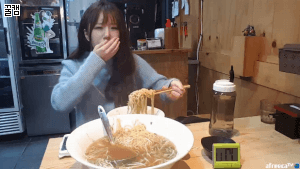 잘 먹는 여자.gif | 인스티즈