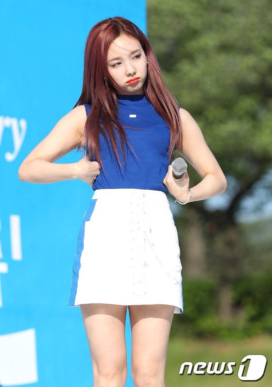 포카리 스웨트로 트둥이🌺꽃 9송이 개화시키는 나연이🐰 | 인스티즈