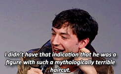 신비한 동물사전 크레덴스의 헤어스타일에 대해 설명하는 에즈라 밀러.gif | 인스티즈