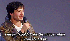 신비한 동물사전 크레덴스의 헤어스타일에 대해 설명하는 에즈라 밀러.gif | 인스티즈