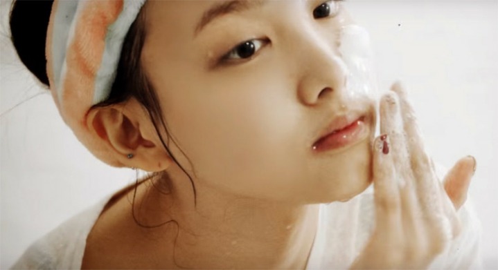 쌩얼로 세안하는 나연이.jpgif | 인스티즈