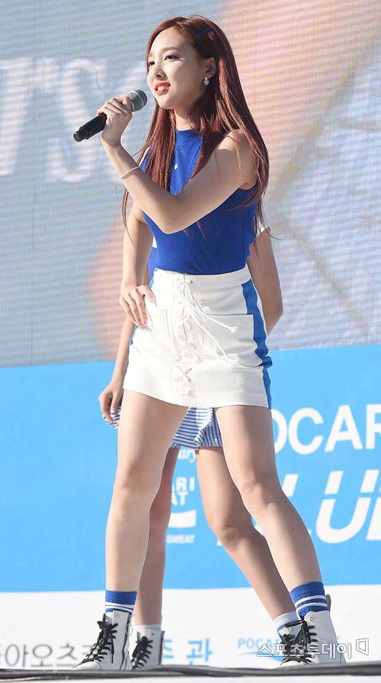 포카리 스웨트로 트둥이🌺꽃 9송이 개화시키는 나연이🐰 | 인스티즈