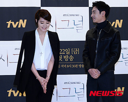 [시그널] 항상 미묘하게 그려서 더 설레는 김은희작가의 특유의 러브라인 유형 (김혜수&조진웅 / 김혜수&이제훈) | 인스티즈