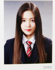 졸업식 끝나고 차 안에서 브이앱하다 공격 당하는 예리.gif | 인스티즈