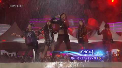 폭우속에서 노래하고 춤추는 가수들.jpg | 인스티즈