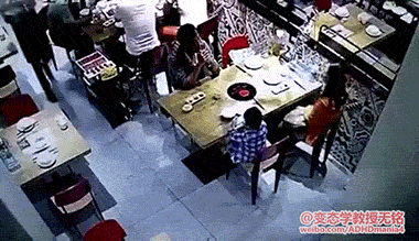 혐) 음식점 바닥이 미끄러우면 안 되는 이유.gif | 인스티즈