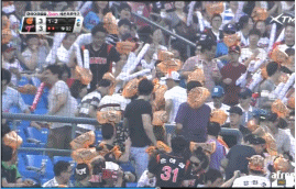 니가 달라는거니? 아이에게 주라는거니? | 인스티즈