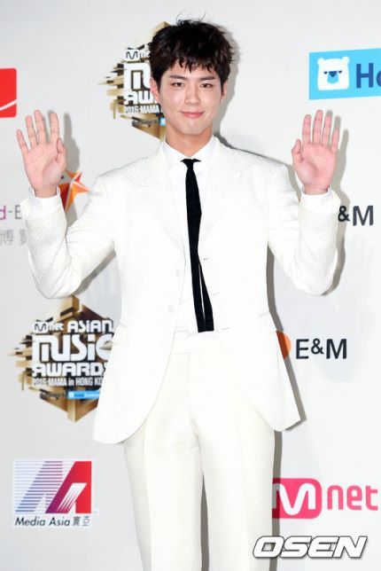 박보검 오늘자 흰수트 .jpg | 인스티즈