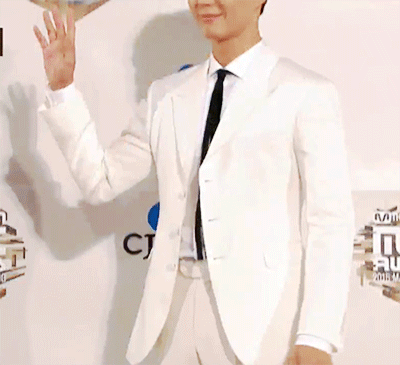 박보검 오늘자 흰수트 .jpg | 인스티즈