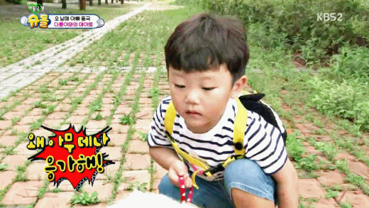 [슈돌] 강아지와 산책하다가 똥 치워주는 대박이 | 인스티즈