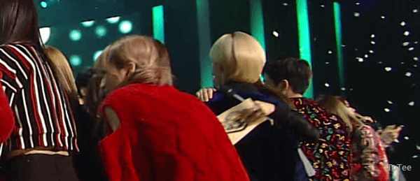 음방엔딩 꽃가루 잡아다가 나연에게 뿌리는 블랙핑크 지수.gif | 인스티즈