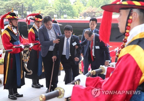청와대 영빈관 들어서는 국가유공자 및 보훈 가족들 .jpg | 인스티즈