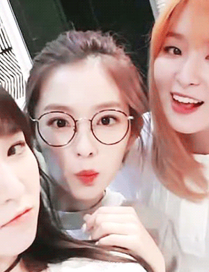 안경 쓴 아이린.gif | 인스티즈