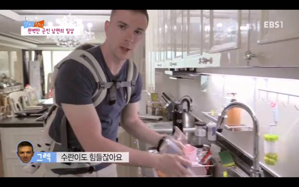 서양남자들은 군대를 안가서 위계질서를 모르니까 여자처럼 살림하는거야 | 인스티즈