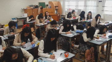 자습 중 엑소 노래에 반응 속도.gif | 인스티즈