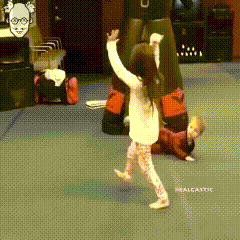 풍차돌리기 분석 완료한 아기의 도전.gif | 인스티즈