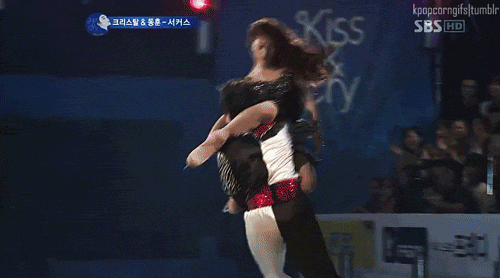 크리스탈이 묵묵히 자기 일을 한다는 걸 보여준 예ㄷㄷㄷ.gif | 인스티즈