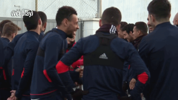 마르셀리노 감독과 이야기를 나누는 이강인.gif | 인스티즈